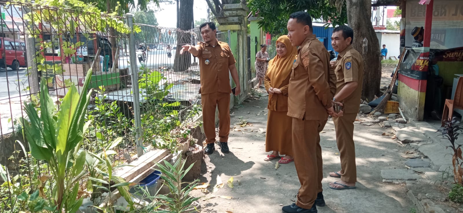  Dukung Ekonomi Sirkular, Lurah Lembang Bersama Camat Bantaeng Tinjau Lokasi Galeri Produk Daur Ulang Sampah